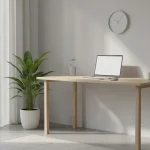 Espace de travail minimaliste et lumineux avec bureau en bois, ordinateur portable, plante verte et horloge murale, illustrant une productivité sereine sans burn out.
